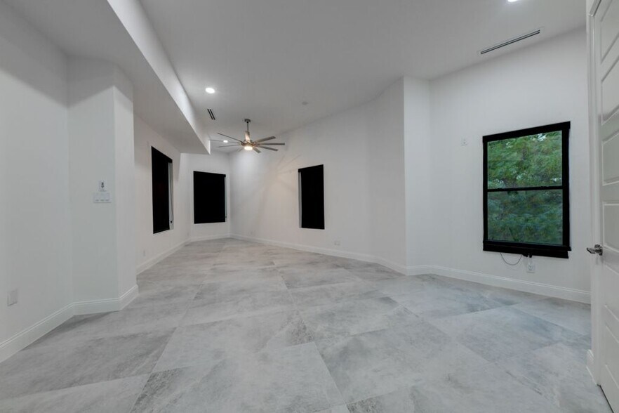 More Photos Of 727 E Park Ave, San Antonio Specialty For Sale