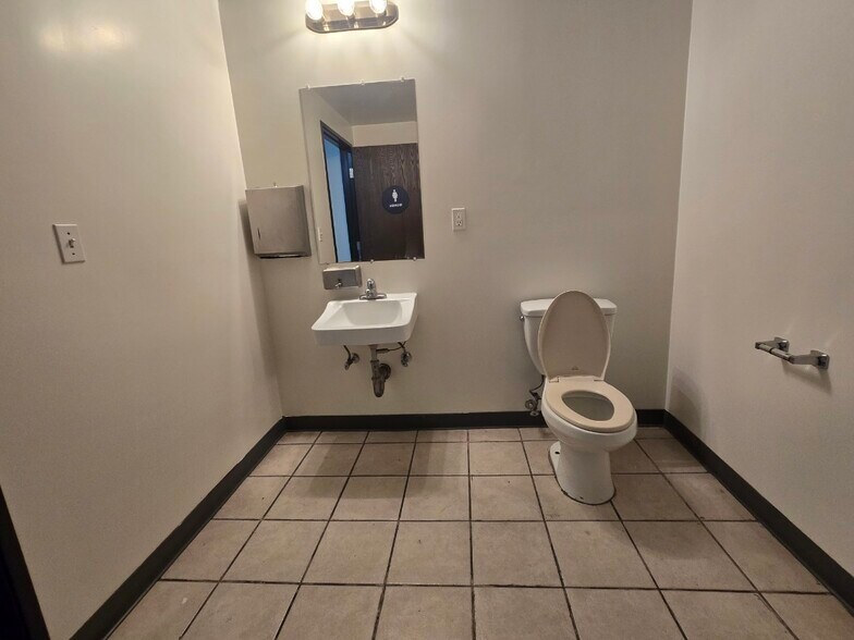 More Photos Of 1716 E 21st St, Los Angeles Manufacturing For Lease