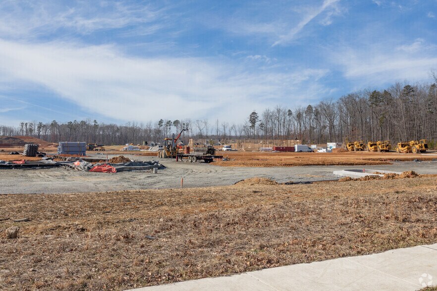 More Photos Of 1300 Charter Colony Pky, Midlothian Unknown For Lease