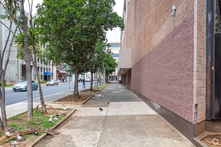 More Photos Of 1032 Fort Street Mall, Honolulu Department Store For Lease