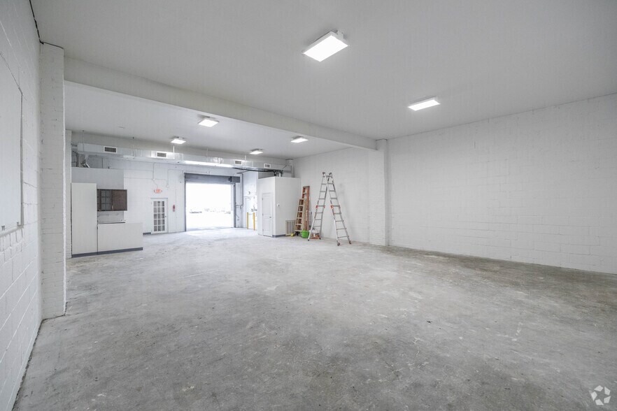 More Photos Of 700 Summa Ave, Westbury Distribution For Sale