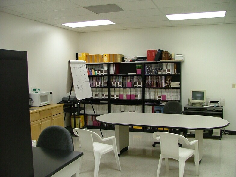 More Photos Of 725 Lakefield Rd, Westlake Village Warehouse For Lease