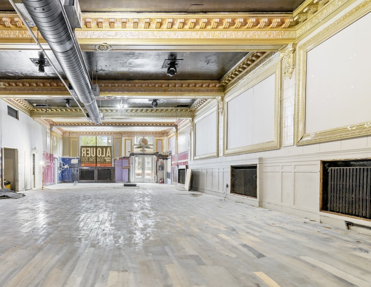 Primary Photo Of 4465-4467 Boul Saint-Laurent, Montréal Bar For Lease