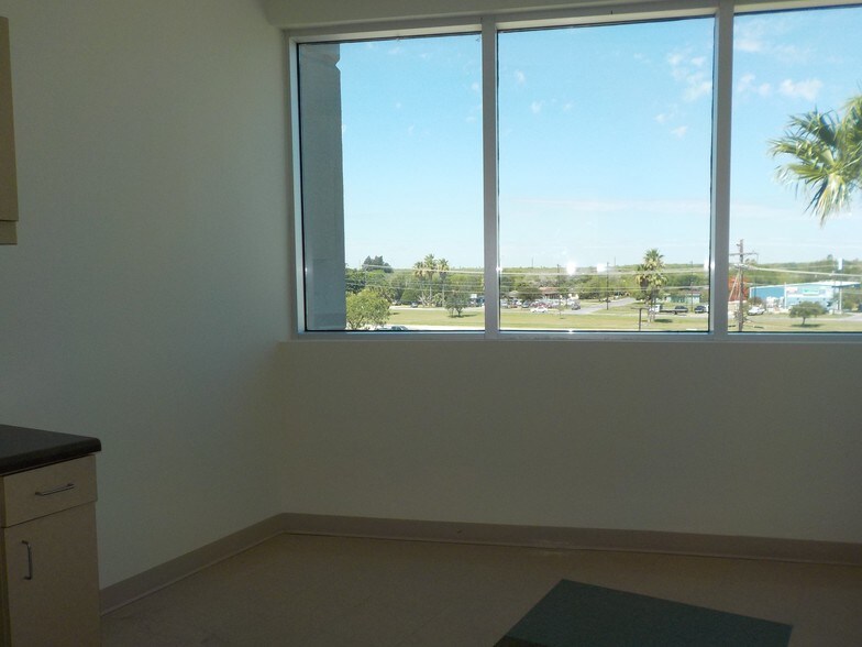 More Photos Of 5700 N Exp 77/83, Brownsville Medical For Lease