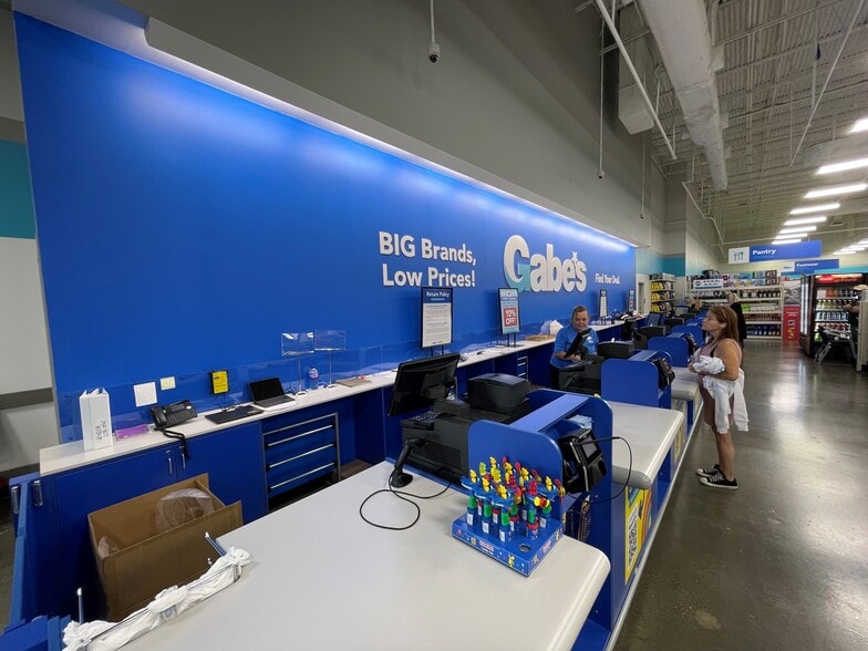 More Photos Of 4665-4749 66th St N, Saint Petersburg Unknown For Lease