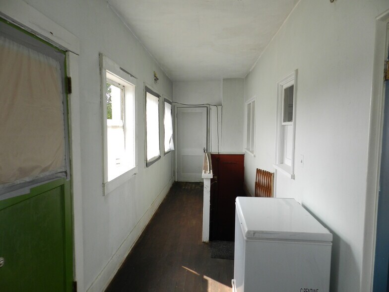 More Photos Of 104 Challis St, Salmon Warehouse For Sale