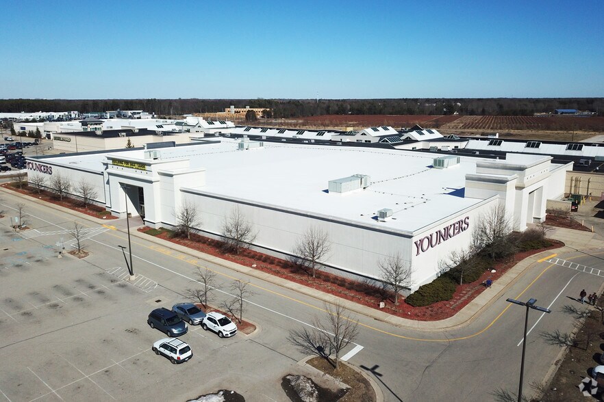 More Photos Of 5505-5688 S Harvey St, Muskegon Department Store For Lease