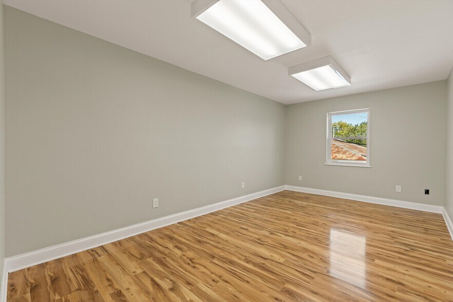 More Photos Of 700 Grove St, Loudon Freestanding For Sale