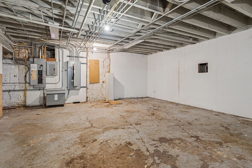 More Photos Of 942-944 W Huron St, Chicago General Retail For Sale