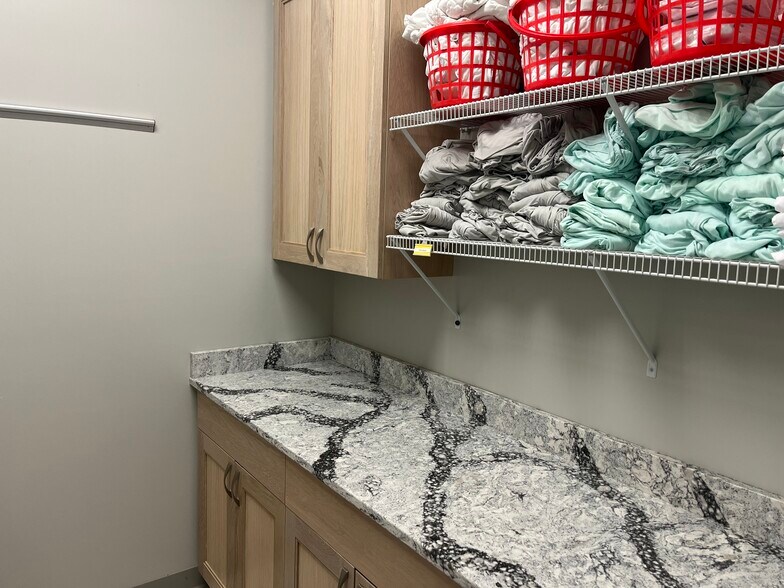 More Photos Of 1606 NW Irvinedale Dr, Ankeny General Retail For Sale