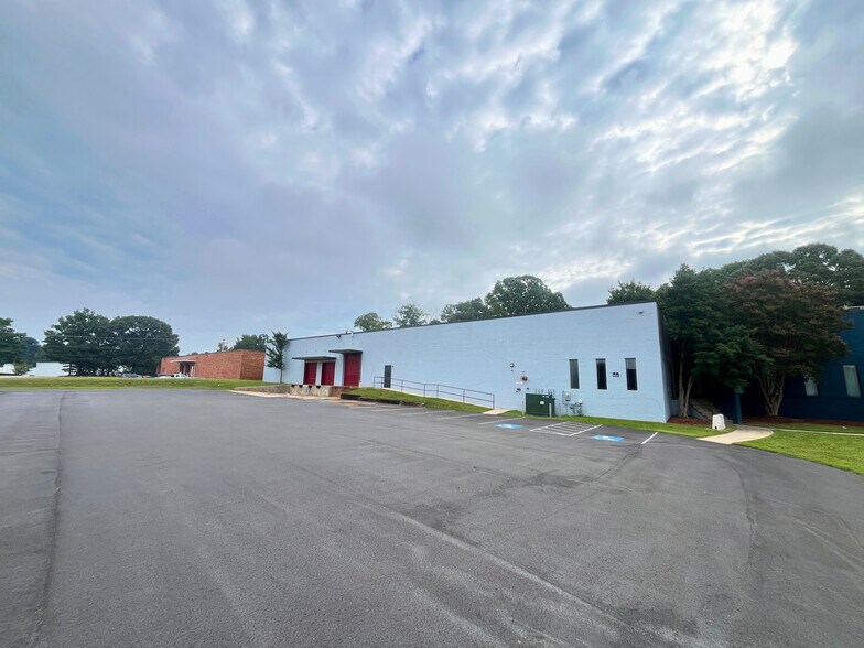 More Photos Of 705 Baker Ct, High Point Warehouse For Lease