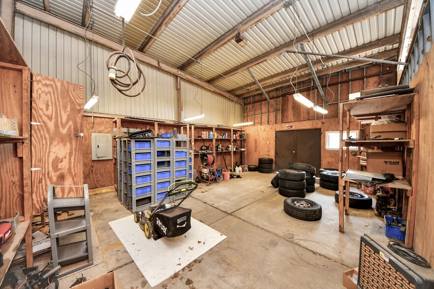More Photos Of 10814 Woodedge Dr, Houston Warehouse For Sale