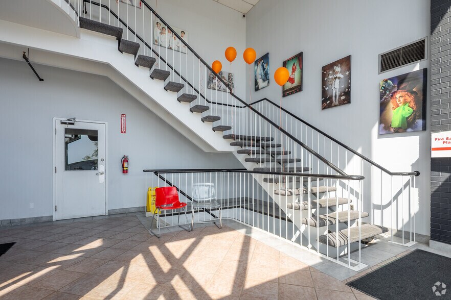 More Photos Of 8301 Keele St, Concord Warehouse For Lease