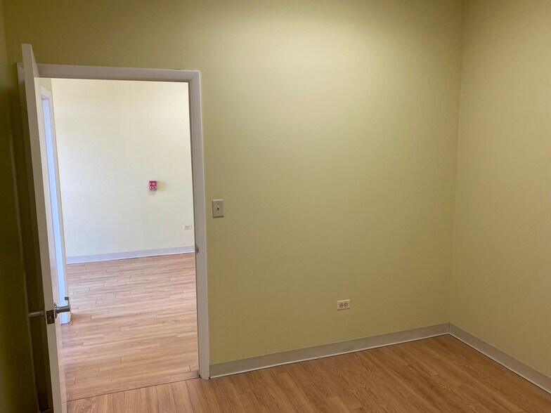 More Photos Of 1050 Ensell Rd, Lake Zurich Industrial For Sale