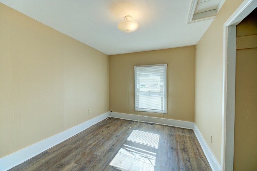 More Photos Of 60-62 Colborne St W, Brantford Storefront Retail Residential For Sale