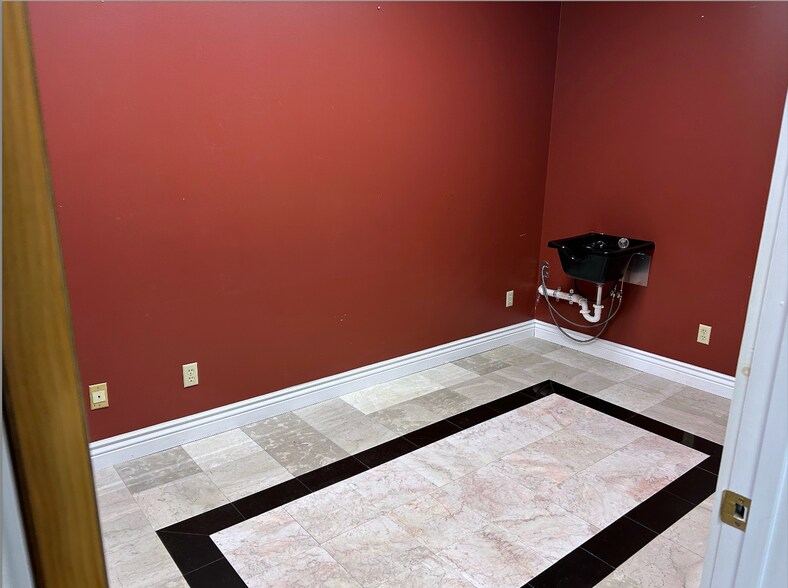 More Photos Of 12 Ampersand Dr, Plattsburgh Office For Lease