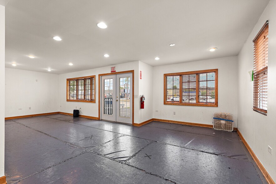 More Photos Of 6401 W 107th St, Worth Freestanding For Sale