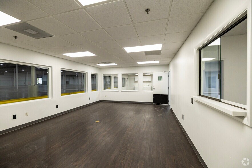 More Photos Of 6708 Harney Rd, Tampa Distribution For Lease