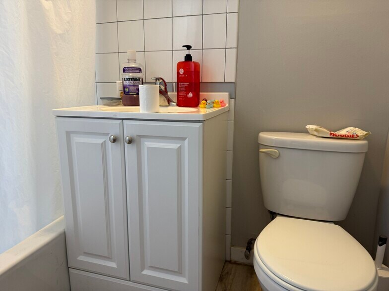 More Photos Of 1625 W Greenleaf Ave, Chicago Apartments For Sale