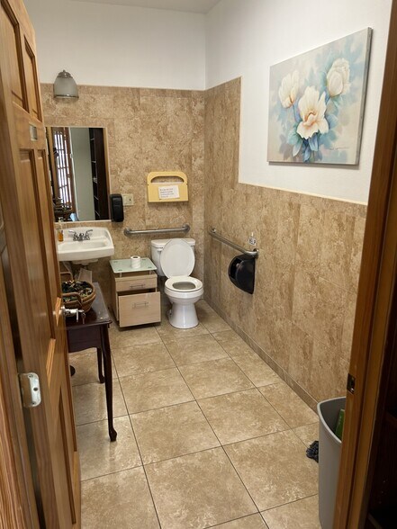 More Photos Of 406 N Indiana Ave, Englewood Medical For Sale