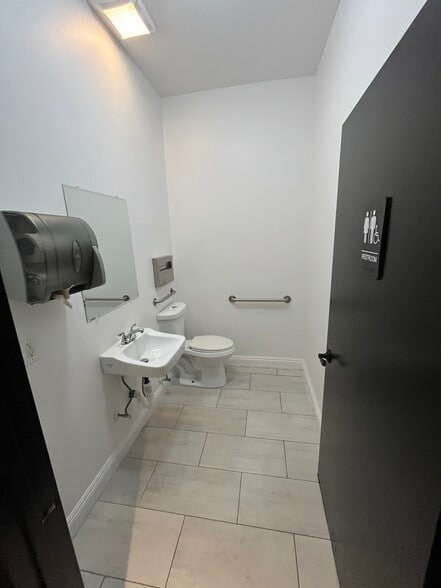 More Photos Of 1776 N Highland Ave, Los Angeles Office For Lease