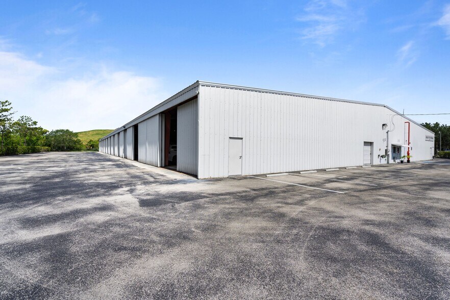 More Photos Of 3161 Skyway Cir, Melbourne Warehouse For Lease