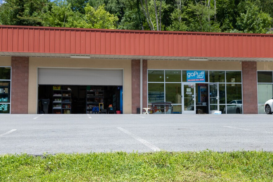 More Photos Of 700 Business Park Dr, Morgantown Showroom For Lease