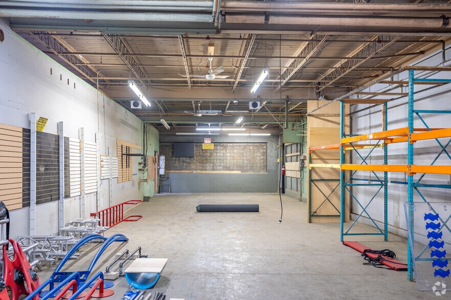 More Photos Of 8520 106A Ave NW, Edmonton Warehouse For Lease