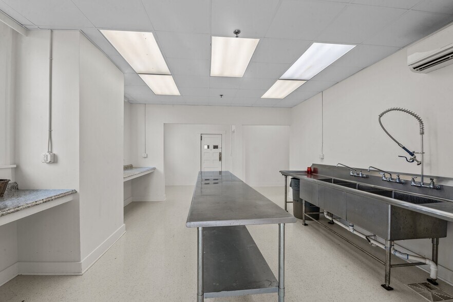 More Photos Of 738 E Main St, Belhaven Hotel For Sale