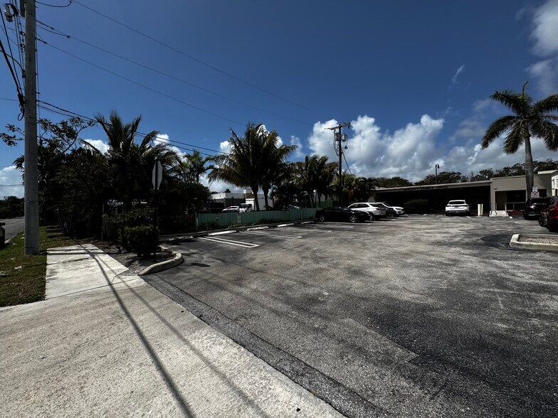 More Photos Of 7502 S Dixie Hwy, West Palm Beach Flex For Sale