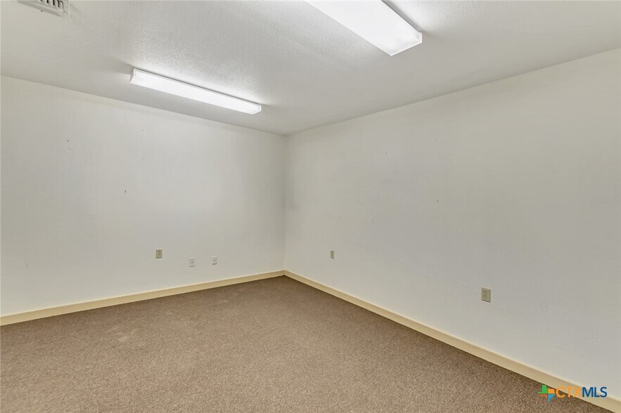 More Photos Of 306 N Wells St, Edna Office For Sale
