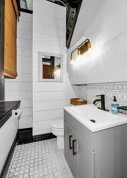 More Photos Of 110 S 2nd St, Ozark Flex For Sale