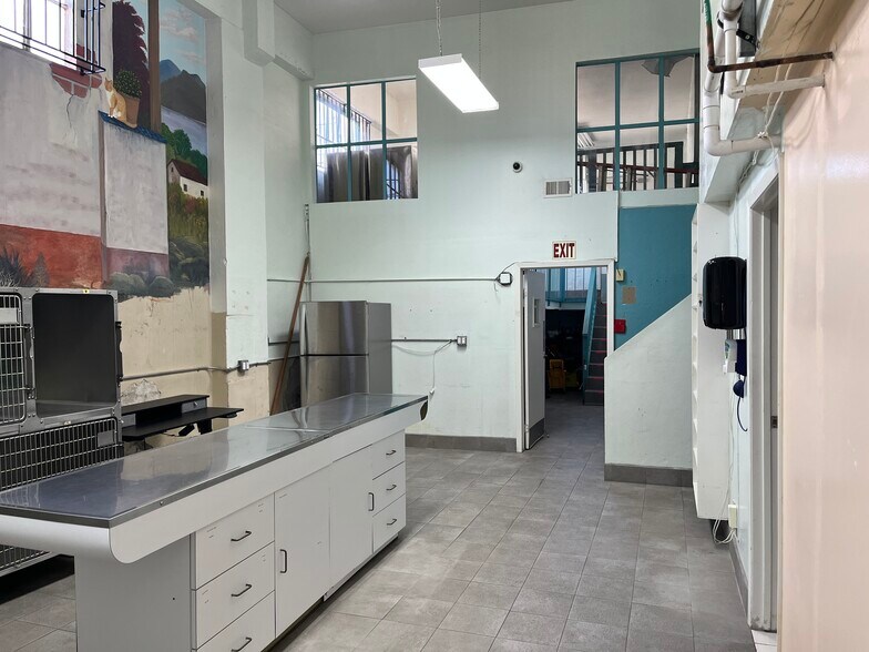 More Photos Of 5601 Mission St, San Francisco Veterinarian Kennel For Sale