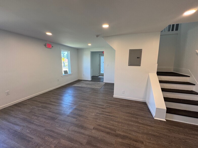 More Photos Of 830 E State St, Geneva Freestanding For Lease