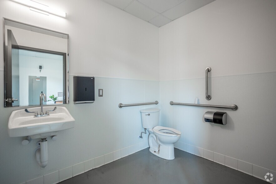 More Photos Of 1499 Regal Row, Dallas Restaurant For Lease