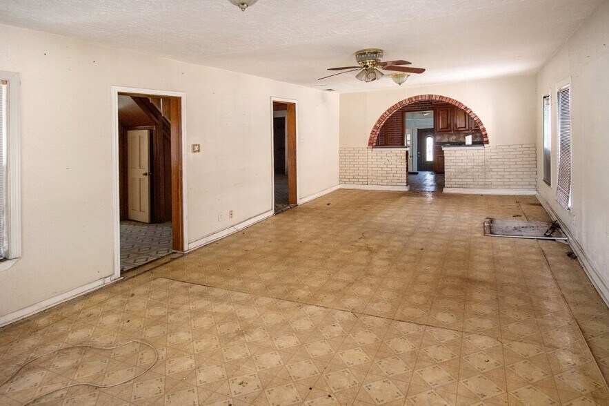 More Photos Of 1333-1335 Yale St, Houston General Retail For Sale