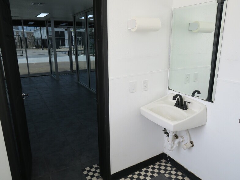 More Photos Of 5711 Star Ln, Houston Service For Lease