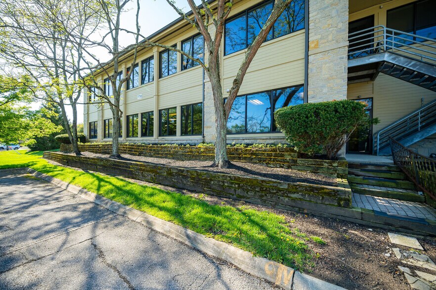 More Photos Of 7710 Olentangy River Rd, Columbus Office For Lease