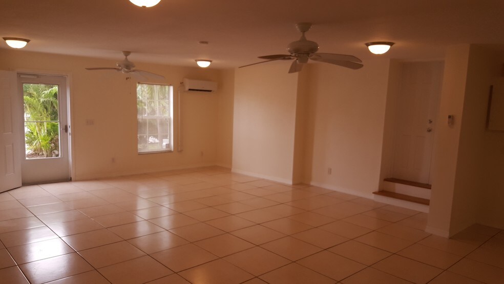More Photos Of 928 Myrtle Ave, Melbourne Office Residential For Lease