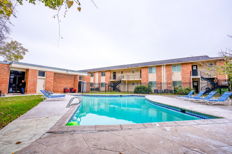 More Photos Of 1700 George Bush Dr, College Station Apartments For Sale