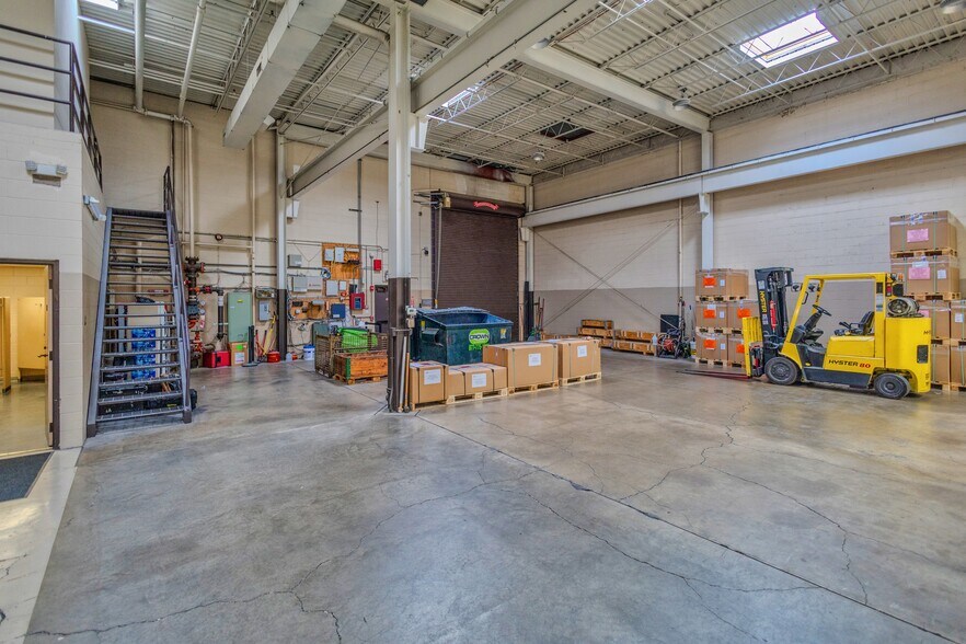 More Photos Of 1525 Holmes Rd, Elgin Industrial For Sale