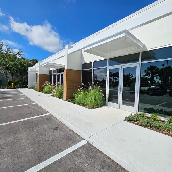 More Photos Of 10061 University Plaza Dr, Fort Myers Storefront Retail Office For Lease