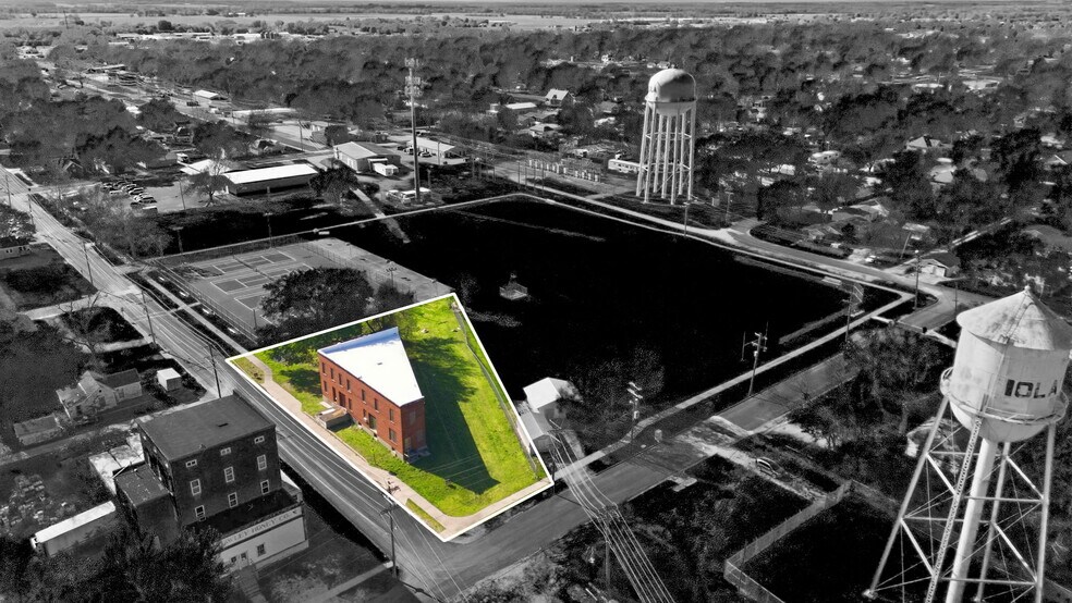 More Photos Of 512 Monroe st, Iola Loft Creative Space For Sale