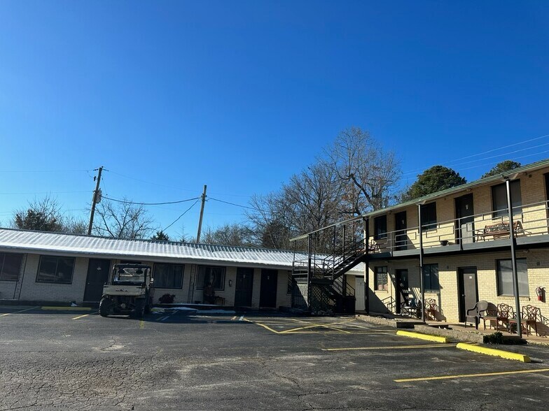 More Photos Of 302 N Main St, Melbourne Hotel For Sale