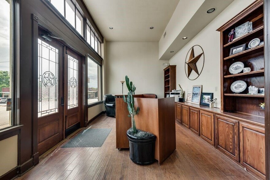 More Photos Of 114 E Main St, Waxahachie Office For Lease