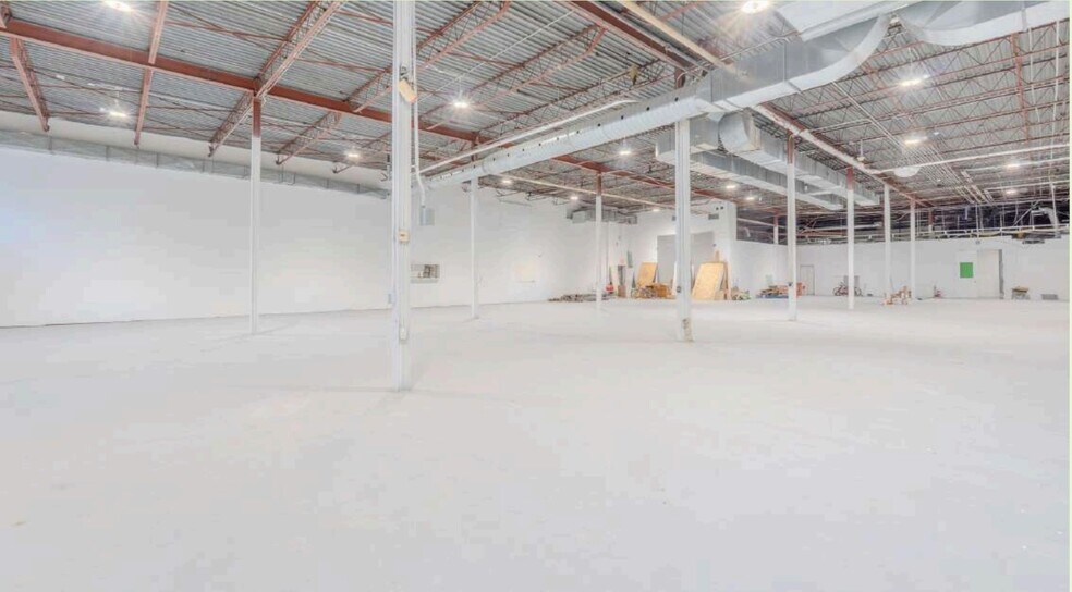 More Photos Of 5655 Rue de Marseille, Montréal Light Distribution For Lease