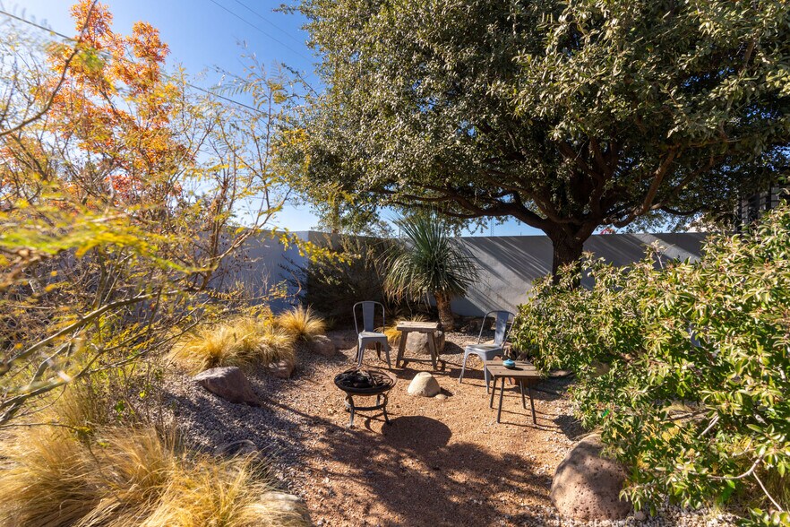 More Photos Of 601 W San Antonio St, Marfa Hotel For Sale