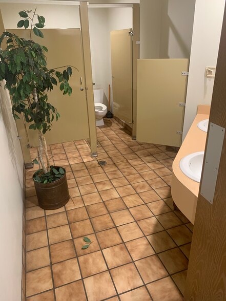 More Photos Of 25000 N River Rd, Harrison Township General Retail For Lease