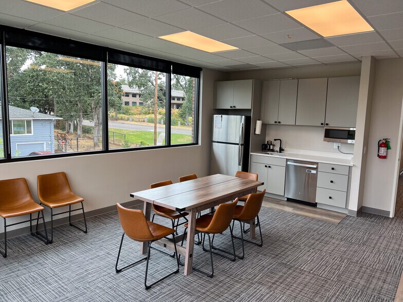 More Photos Of 735 E Clarendon St, Gladstone Office For Sale