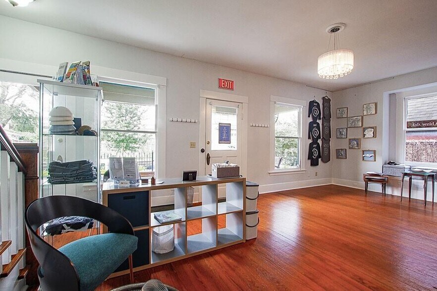 More Photos Of 108 W 10th 1/2 St, Houston Storefront Retail Office For Sale